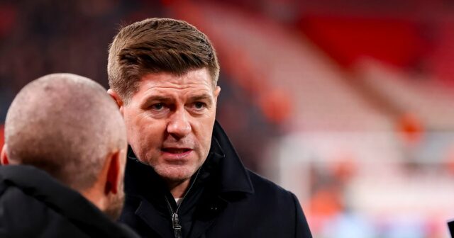 Steven Gerrard sa pozerá pred zápasom Ligy majstrov UEFA medzi Liverpoolom a PSV Eindhoven v novembri 2025
