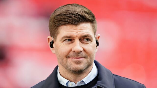 Steven Gerrard sa rozhoduje o návrate do Liverpoolu ako manažér Steven Gerrard sa rozhoduje o návrate do Liverpoolu ako manažér