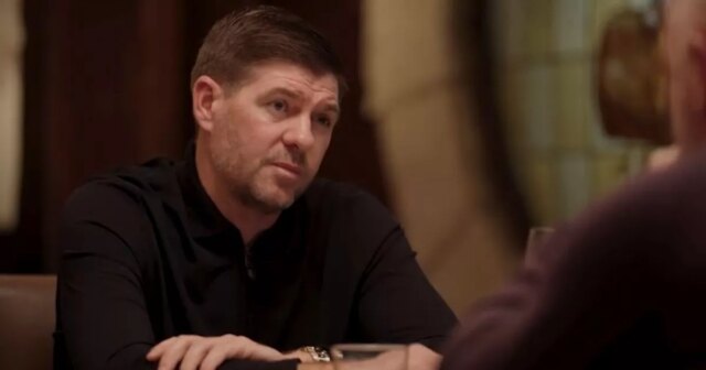 Steven Gerrard sa rozpráva s Ally McCoist