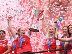 Stimuly Chelsea a príležitosť Arsenalu v ženskej Lige majstrov sa chystá na dramatický zápas Kim Little a Leah Williamsonová z Arsenalu zdvihli nad hlavu trofej ženskej Ligy majstrov UEFA počas osláv trofeje na Emirates Stadium.