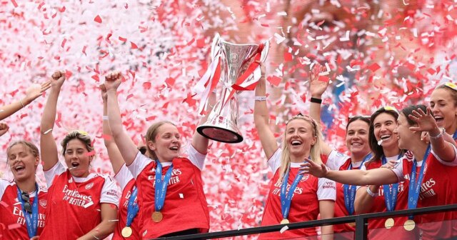 Stimuly Chelsea a príležitosť Arsenalu v ženskej Lige majstrov sa Kim Little a Leah Williamsonová z Arsenalu zdvihli nad hlavu trofej ženskej Ligy majstrov UEFA počas osláv trofeje na Emirates Stadium.