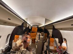 Stojí za to zlomiť čeľusť, Jake? Bojom vystrašený Paul sa chváli svojimi výhrami z knockoutovej porážky 140 miliónov libier proti Anthonymu Joshuovi – pózuje s balíkmi peňazí a 6 zbraňami na súkromnom lietadle Jake Paul vyzeral v nálade osláviť svoju výplatu, keď sa vracal domov z Miami