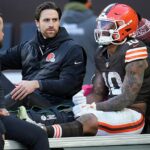 Nováčik Cleveland Browns Quinshon Judkins bol vylúčený z ihriska v nedeľňajšom zápase proti Buffalo Bills po tom, čo nešikovne pokrčil nohu pri zákroku obrancu Matta Milana.