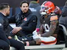 Strašidelné scény, keď nováčik z Browns Quinshon Judkins utrpí nepríjemné zranenie nohy predtým, ako ho odvezú Nováčik Cleveland Browns Quinshon Judkins bol vylúčený z ihriska v nedeľňajšom zápase proti Buffalo Bills po tom, čo nešikovne pokrčil nohu pri zákroku obrancu Matta Milana.