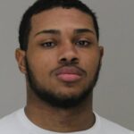 Xavier Mayfield, 18-ročný hráč z Dallas South Oak Cliff, je obvinený z násilného útoku so smrtiacou zbraňou po tom, čo priznal, že omylom zastrelil svojho spoluhráča.