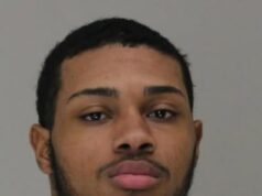 Stredoškolskú futbalovú hviezdu zatkli za streľbu na spoluhráča niekoľko hodín po víťazstve na štátnom šampionáte v Texase Xavier Mayfield, 18-ročný hráč z Dallas South Oak Cliff, je obvinený z násilného útoku so smrtiacou zbraňou po tom, čo priznal, že omylom zastrelil svojho spoluhráča.