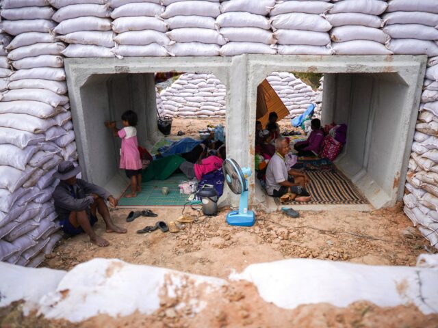 Stretnutia na hraniciach medzi Thajskom a Kambodžou vstupujú do tretieho Stretnutia na hraniciach medzi Thajskom a Kambodžou vstupujú do tretieho dňa, keď z nich uteká 500 000 ľudí | Správy o hraničných sporoch