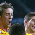 Stredopoliarovi Liverpoolu Stevenovi Gerrardovi (R) gratulujú spoluhráči Peter Crouch a Steve Finnan (C), keď oslavuje skórovanie proti PSV Eindhoven vo štvrťfinále Európskej Ligy majstrov vo futbalovom zápase prvého zápasu na štadióne Philips v Eindhovene, Holandsko, 3. apríla 2007.