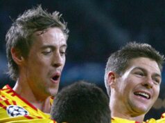 Súhlasil som s podpisom zmluvy za Sunderland, ale ľutujem, že som nikdy nehral za Newcastle. Stredopoliarovi Liverpoolu Stevenovi Gerrardovi (R) gratulujú spoluhráči Peter Crouch a Steve Finnan (C), keď oslavuje skórovanie proti PSV Eindhoven vo štvrťfinále Európskej Ligy majstrov vo futbalovom zápase prvého zápasu na štadióne Philips v Eindhovene, Holandsko, 3. apríla 2007.