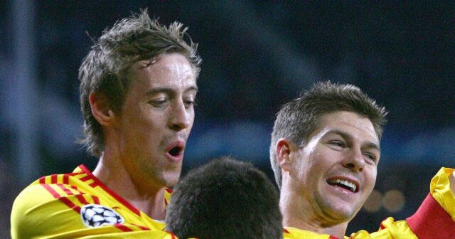 Stredopoliarovi Liverpoolu Stevenovi Gerrardovi (R) gratulujú spoluhráči Peter Crouch a Steve Finnan (C), keď oslavuje skórovanie proti PSV Eindhoven vo štvrťfinále Európskej Ligy majstrov vo futbalovom zápase prvého zápasu na štadióne Philips v Eindhovene, Holandsko, 3. apríla 2007.