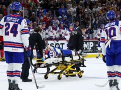 Svet juniorov: Cole Hutson z amerického tímu odchádza zo zápasu na nosidlách Svet juniorov: Cole Hutson z amerického tímu odchádza zo zápasu na nosidlách