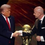 WASHINGTON, DC – 5. DECEMBER: Gianni Infantino, prezident FIFA, si podáva ruku s americkým prezidentom Donaldom Trumpom pri preberaní ceny FIFA za mier počas oficiálneho žrebovania Majstrovstiev sveta vo futbale 2026 v John F. Kennedy Center for the Performing Arts 5. decembra 2025 vo Washingtone, DC. (Foto Hector Vivas – FIFA/FIFA cez Getty Images)
