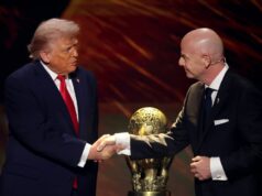 Svetový pohár „Pride Match“ určený pre dve krajiny so zákonmi proti homosexuálom a trestom smrti WASHINGTON, DC – 5. DECEMBER: Gianni Infantino, prezident FIFA, si podáva ruku s americkým prezidentom Donaldom Trumpom pri preberaní ceny FIFA za mier počas oficiálneho žrebovania Majstrovstiev sveta vo futbale 2026 v John F. Kennedy Center for the Performing Arts 5. decembra 2025 vo Washingtone, DC. (Foto Hector Vivas – FIFA/FIFA cez Getty Images)