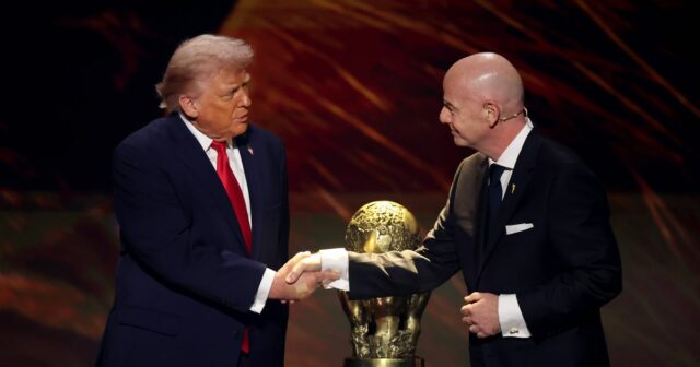 WASHINGTON, DC – 5. DECEMBER: Gianni Infantino, prezident FIFA, si podáva ruku s americkým prezidentom Donaldom Trumpom pri preberaní ceny FIFA za mier počas oficiálneho žrebovania Majstrovstiev sveta vo futbale 2026 v John F. Kennedy Center for the Performing Arts 5. decembra 2025 vo Washingtone, DC. (Foto Hector Vivas – FIFA/FIFA cez Getty Images)