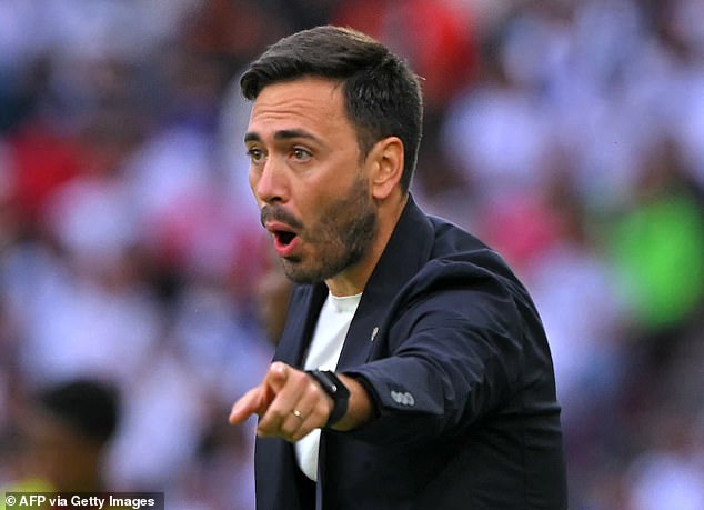 Syn Carla Ancelottiho opúšťa prvé manažérske miesto za záhadných okolností Davide Ancelotti opustil svoju prvú manažérsku úlohu len niekoľko mesiacov po príchode do brazílskeho Botafoga