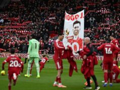 Synovia Dioga Jotu sa pripojili k hviezdam Liverpoolu a Wolves a vzdali hold neskorému útočníkovi Synovia Dioga Jotu sa pripojili k hviezdam Liverpoolu a Wolves a vzdali hold neskorému útočníkovi