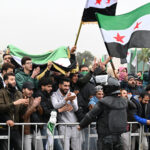 Sýrčania sa zišli, aby si pripomenuli rok od pádu Asadovho režimu | Sýrska vojna