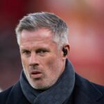 Bývalý hráč Liverpoolu Jamie Carragher počas zápasu Premier League medzi Liverpool FC a Manchester City FC na Anfielde 1. decembra 2024 v Liverpoole v Anglicku