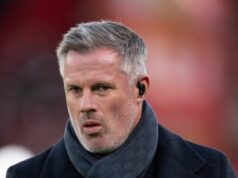 „Tajné stretnutie Jamieho Carraghera“ v Liverpoole, keď spoluhráči Mohameda Salaha „podráždili“ Bývalý hráč Liverpoolu Jamie Carragher počas zápasu Premier League medzi Liverpool FC a Manchester City FC na Anfielde 1. decembra 2024 v Liverpoole v Anglicku