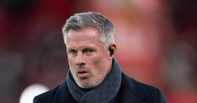   Bývalý hráč Liverpoolu Jamie Carragher počas zápasu Premier League medzi Liverpool FC a Manchester City FC na Anfielde 1. decembra 2024 v Liverpoole v Anglicku
