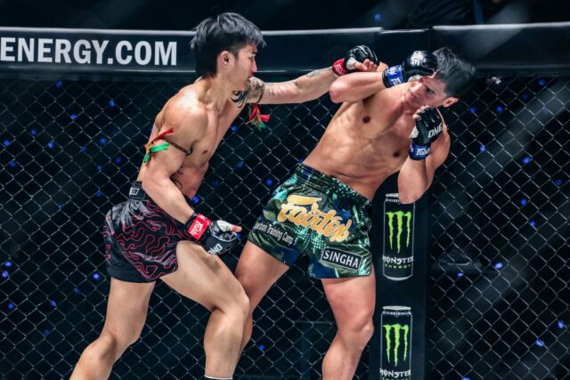 Tawanchai oddeľuje Superbona od jeho zmyslov v prestrelke Muay Thai Tawanchai oddeľuje Superbona od jeho zmyslov v prestrelke Muay Thai