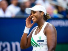 Taylor Townsend pózuje vo farebných jednodielnych plavkách počas mimosezónneho výletu na pláž Townsend na Billie Jean King Cup (Zdroj obrázku: Getty)