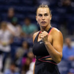 6. septembra 2025; Flushing, NY, USA; Aryna Sabalenková oslavuje majstrovskú trofej po víťazstve vo finále ženskej dvojhry proti Amande Anisimovej (USA) (bez obrázku) na tenisových majstrovstvách US Open v roku 2025 v Národnom tenisovom centre Billie Jean Kingovej. Povinný kredit: Mike Frey-Imagn Images