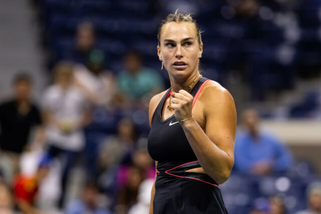 Tenisová hviezda Aryna Sabalenka zdieľa názor na transgender športovcov 6. septembra 2025; Flushing, NY, USA; Aryna Sabalenková oslavuje majstrovskú trofej po víťazstve vo finále ženskej dvojhry proti Amande Anisimovej (USA) (bez obrázku) na tenisových majstrovstvách US Open v roku 2025 v Národnom tenisovom centre Billie Jean Kingovej. Povinný kredit: Mike Frey-Imagn Images