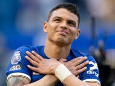 Thiago Silva a Willian, ktorých v súboji Arsenalu uchvátil „svetový“ hráč Chelsea Thiago Silva a Willian, ktorých v súboji Arsenalu uchvátil „svetový“ hráč Chelsea