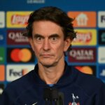 Thomas Frank, manažér Tottenhamu Hotspur, hovorí počas tlačovej konferencie pred zápasom fázy MD5 Ligy majstrov UEFA 2025/26 medzi PSG a Tottenham Hotspur FC v Parc des Princes v Paríži vo Francúzsku. dňa 25. novembra 2025