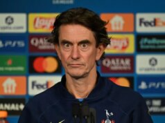 Thomas Frank čelí scenáru nočnej mory, keď triu Tottenhamu hrozí zákaz Ligy majstrov Thomas Frank, manažér Tottenhamu Hotspur, hovorí počas tlačovej konferencie pred zápasom fázy MD5 Ligy majstrov UEFA 2025/26 medzi PSG a Tottenham Hotspur FC v Parc des Princes v Paríži vo Francúzsku. dňa 25. novembra 2025