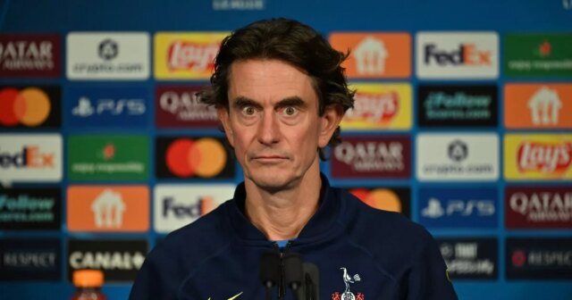 Thomas Frank, manažér Tottenhamu Hotspur, hovorí počas tlačovej konferencie pred zápasom fázy MD5 Ligy majstrov UEFA 2025/26 medzi PSG a Tottenham Hotspur FC v Parc des Princes v Paríži vo Francúzsku. dňa 25. novembra 2025