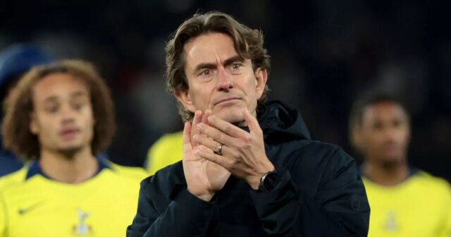 Thomas Frank dal jasne najavo svoje pocity po krízových rozhovoroch Thomas Frank tlieska fanúšikom Spurs.