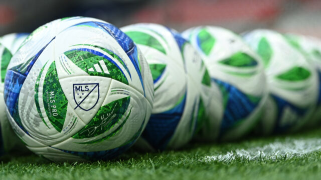 Thomas Frank naznačuje, prečo v posledných zápasoch vypustil Xaviho Simonsa Thomas Frank naznačuje, prečo v posledných zápasoch vypustil Xaviho Simonsa