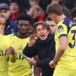 Thomas Frank, manažér / hlavný tréner Tottenham Hotspur dáva pokyny tímu počas zápasu Premier League medzi Nottingham Forest a Tottenham Hotspur na City Ground 14. decembra 2025 v Nottinghame v Anglicku.