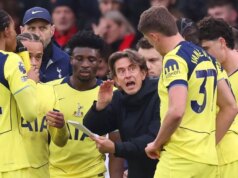 Thomas Frank vymenoval štyri veci, ktoré ho „dráždili“ pri prehre Tottenhamu v Nottingham Forest Thomas Frank, manažér / hlavný tréner Tottenham Hotspur dáva pokyny tímu počas zápasu Premier League medzi Nottingham Forest a Tottenham Hotspur na City Ground 14. decembra 2025 v Nottinghame v Anglicku.