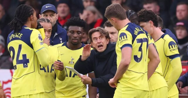 Thomas Frank vymenoval štyri veci, ktoré ho „dráždili“ pri prehre Thomas Frank, manažér / hlavný tréner Tottenham Hotspur dáva pokyny tímu počas zápasu Premier League medzi Nottingham Forest a Tottenham Hotspur na City Ground 14. decembra 2025 v Nottinghame v Anglicku.