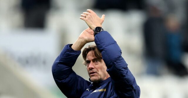 Thomas Frank zaútočil na bývalú hviezdu Tottenhamu v brutálnom „odstúpení“. Thomas Frank tlieska fanúšikom po tom, čo jeho strana remizovala v zápase Premier League medzi Newcastlom United a Tottenhamom Hotspur v St James' Park.