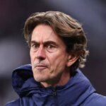 Thomas Frank sa pozerá