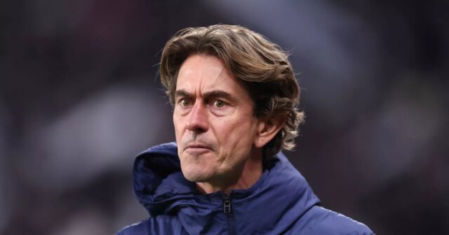 Thomas Frank sa pozerá