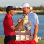 Tiger Woods pózuje so Scottiem Schefflerom, keď si na Hero World Challenge oblieka „fotografov“ klobúk