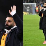 Mohamed Salah z Liverpoolu máva fanúšikom na plný úväzok počas zápasu Premier League medzi Leeds United a Liverpoolom na Elland Road na...