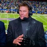 Tom Brady mal v nedeľnom vysielaní Fox NFL bizarne len jednu rukavicu