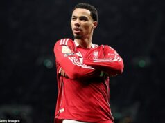 Tottenham 1:2 Liverpool: Reds prežili neskorý strach proti deviatim mužom, pretože Thomasa Franka sklamala frustrujúca zlá disciplína – a Alexander Isak bude preklínať svoje šťastie po zranení, ktoré by mu mohlo zničiť sezónu Tottenham 1:2 Liverpool: Reds prežili neskorý strach proti deviatim mužom, pretože Thomasa Franka sklamala frustrujúca zlá disciplína - a Alexander Isak bude preklínať svoje šťastie po zranení, ktoré by mu mohlo zničiť sezónu