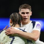 Xavi Simons oslavuje so spoluhráčom Mickym van de Venom po tom, čo strelil tretí gól svojho tímu počas zápasu fázy MD6 Ligy majstrov UEFA 2025/26 medzi Tottenhamom Hotspur a SK Slavia Praha na štadióne Tottenhamu Hotspur.