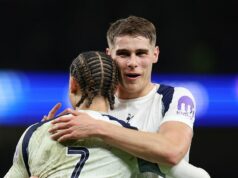 Tottenham Hotspur predĺžil po víťazstve Slavie Praha pôsobivý európsky rekord Xavi Simons oslavuje so spoluhráčom Mickym van de Venom po tom, čo strelil tretí gól svojho tímu počas zápasu fázy MD6 Ligy majstrov UEFA 2025/26 medzi Tottenhamom Hotspur a SK Slavia Praha na štadióne Tottenhamu Hotspur.