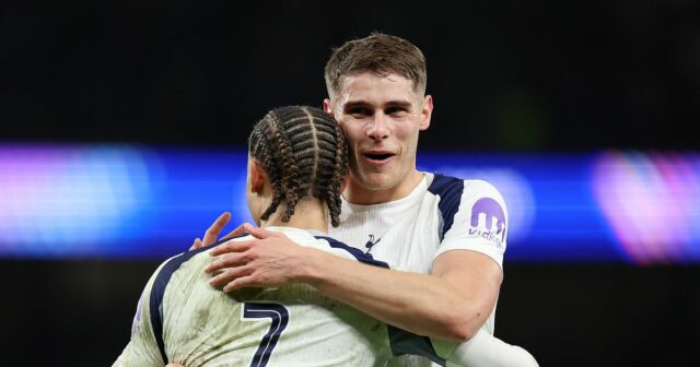 Xavi Simons oslavuje so spoluhráčom Mickym van de Venom po tom, čo strelil tretí gól svojho tímu počas zápasu fázy MD6 Ligy majstrov UEFA 2025/26 medzi Tottenhamom Hotspur a SK Slavia Praha na štadióne Tottenhamu Hotspur. 