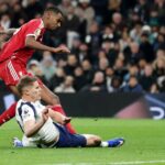 Alexander Isak z Liverpoolu strieľa prvý gól svojho tímu pod tlakom Mickyho van de Vena z Tottenhamu