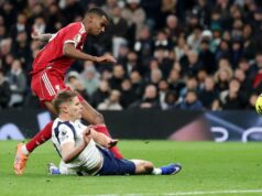 Tottenham dostal nový verdikt rozhodcu o zákroku Mickyho van de Vena po tom, čo si Alexander Isak zlomil nohu Alexander Isak z Liverpoolu strieľa prvý gól svojho tímu pod tlakom Mickyho van de Vena z Tottenhamu
