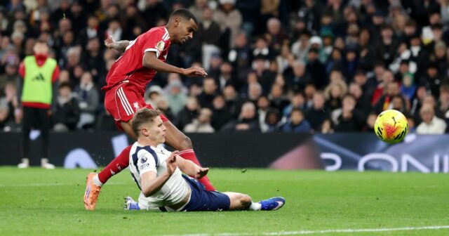 Alexander Isak z Liverpoolu strieľa prvý gól svojho tímu pod tlakom Mickyho van de Vena z Tottenhamu